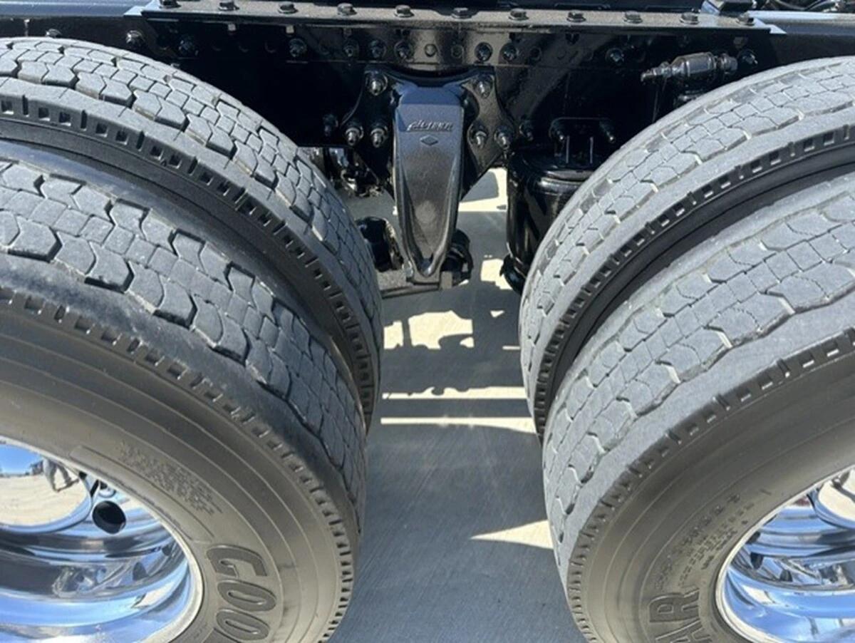 2025 Freightliner Cascadia — photo 9