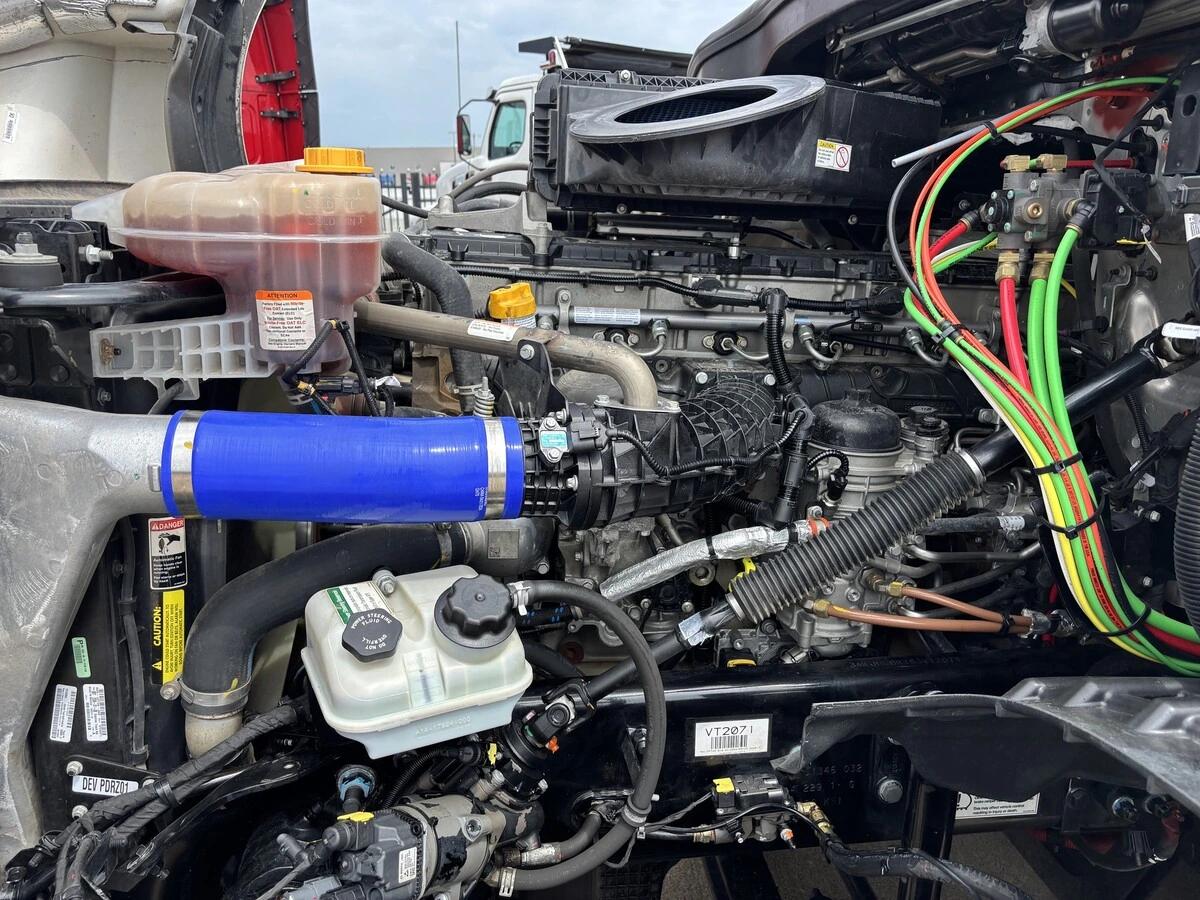 2025 Freightliner Cascadia — photo 27