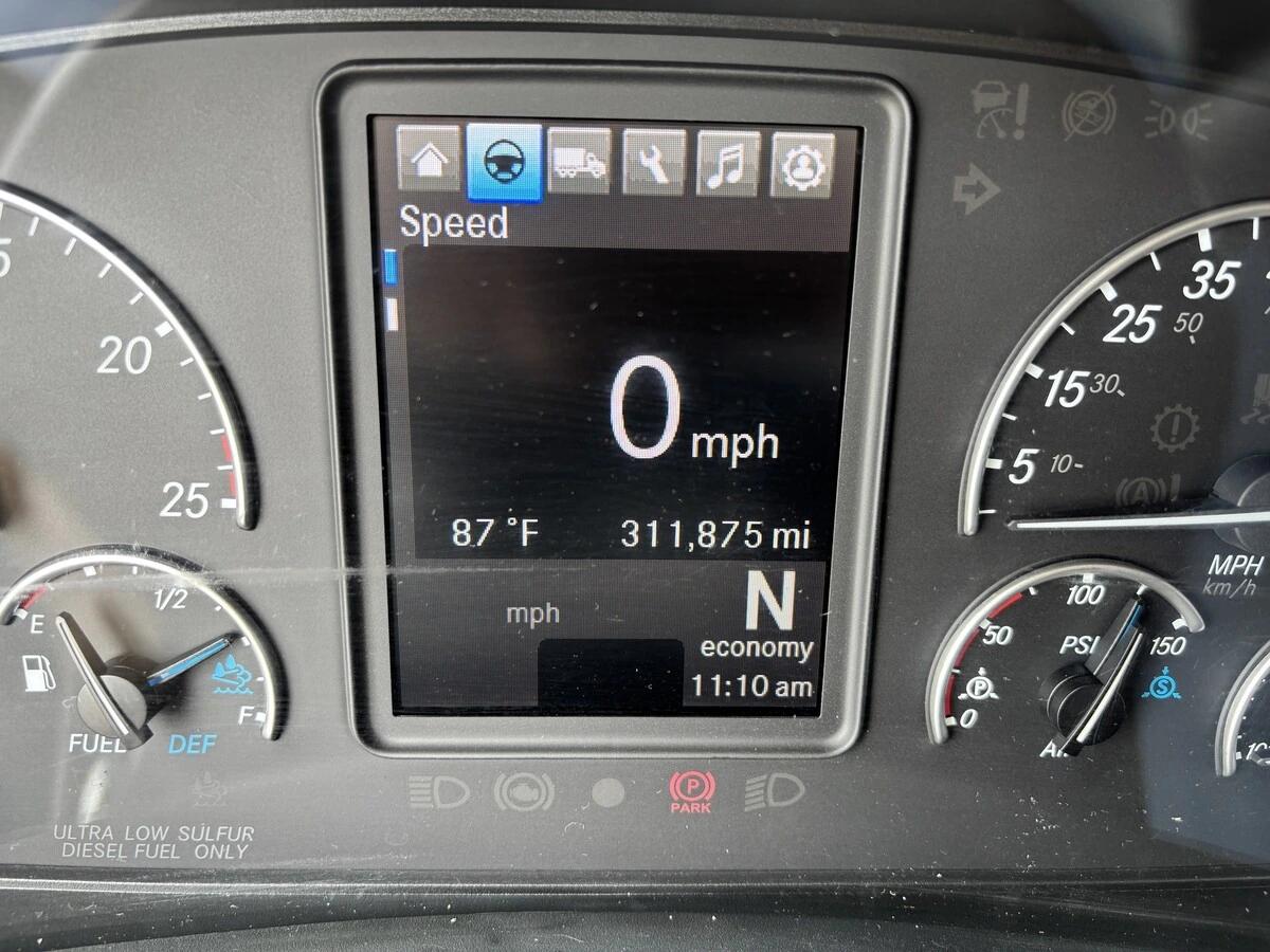 2025 Freightliner Cascadia — photo 9