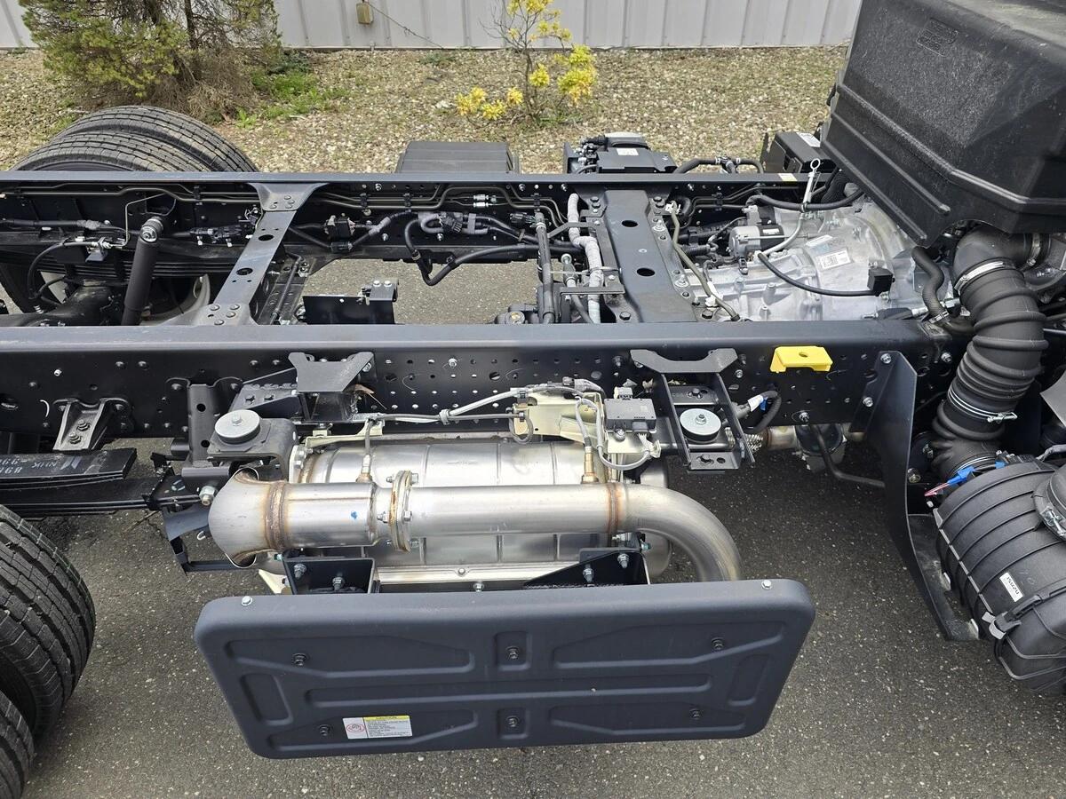 2025 Isuzu NRR in Danbury, CT — photo 7