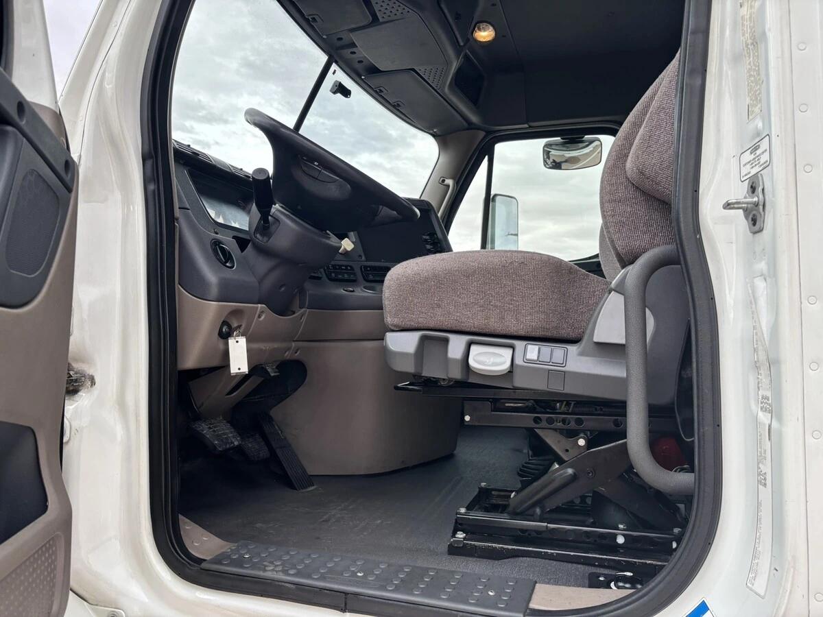 2014 Freightliner Cascadia — photo 14
