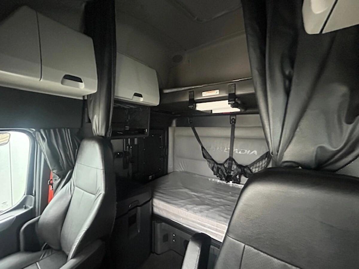 2022 Freightliner Cascadia — photo 15
