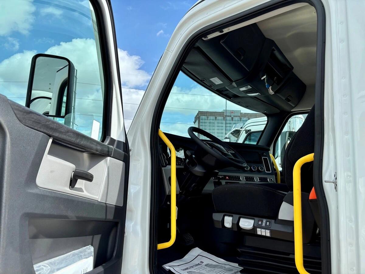 2027 Freightliner Cascadia — photo 9
