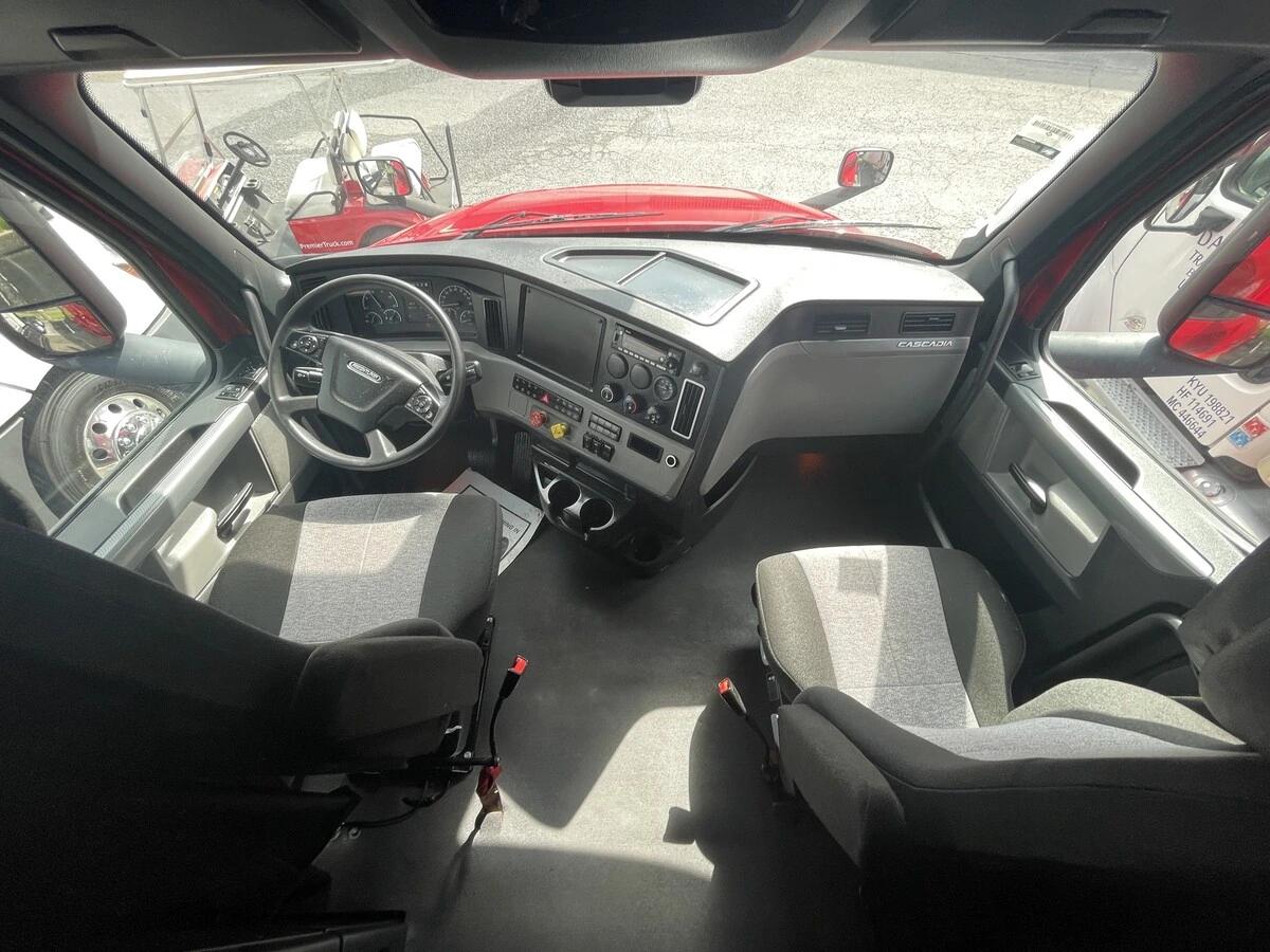 2022 Freightliner Cascadia — photo 31