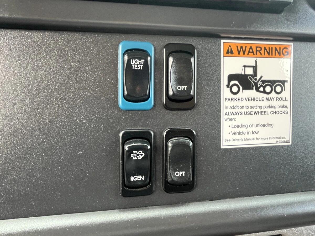 2019 Freightliner M2 106 — photo 28