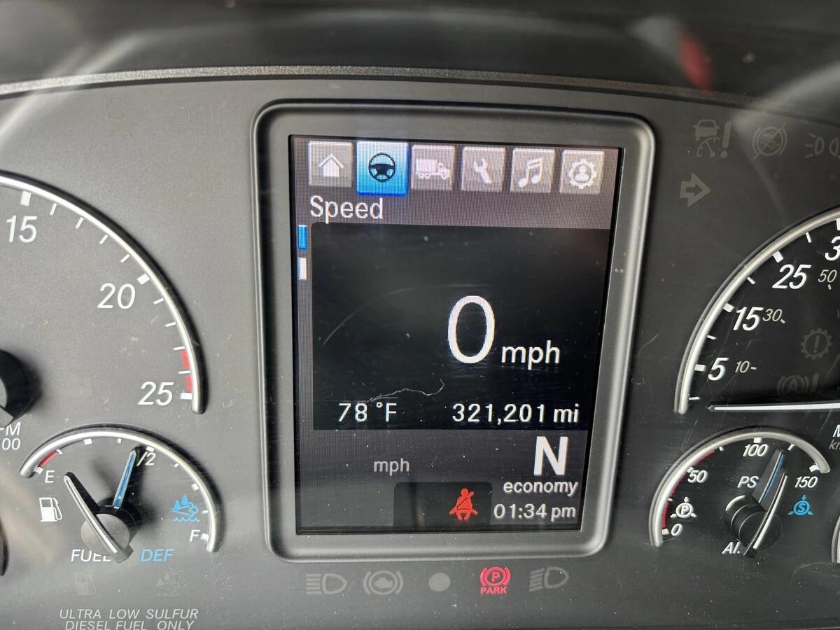 2025 Freightliner Cascadia — photo 9