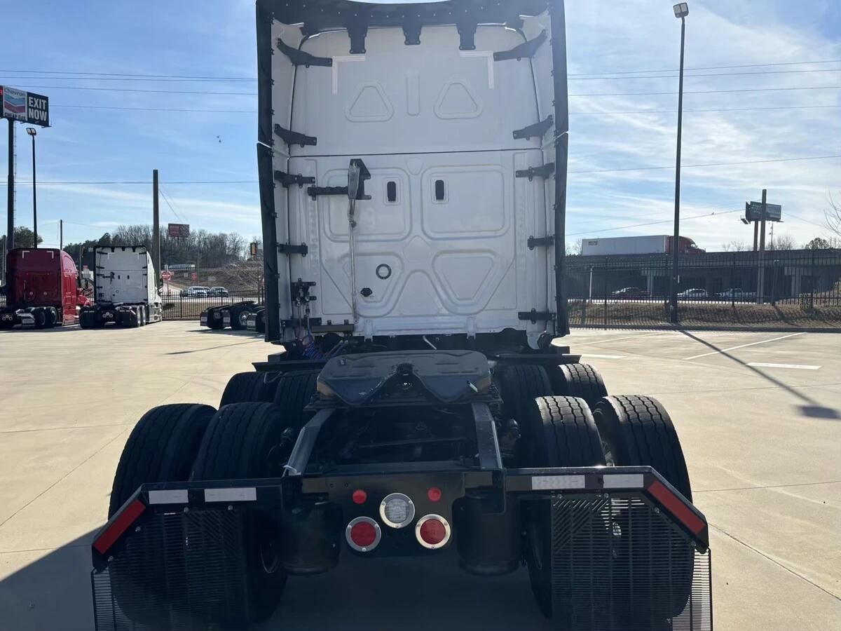 2026 Freightliner Cascadia — photo 9