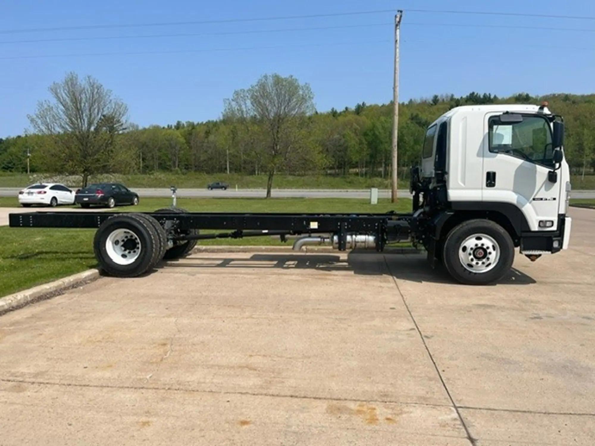 2025 Isuzu FTR in Chippewa Falls, WI — photo 4