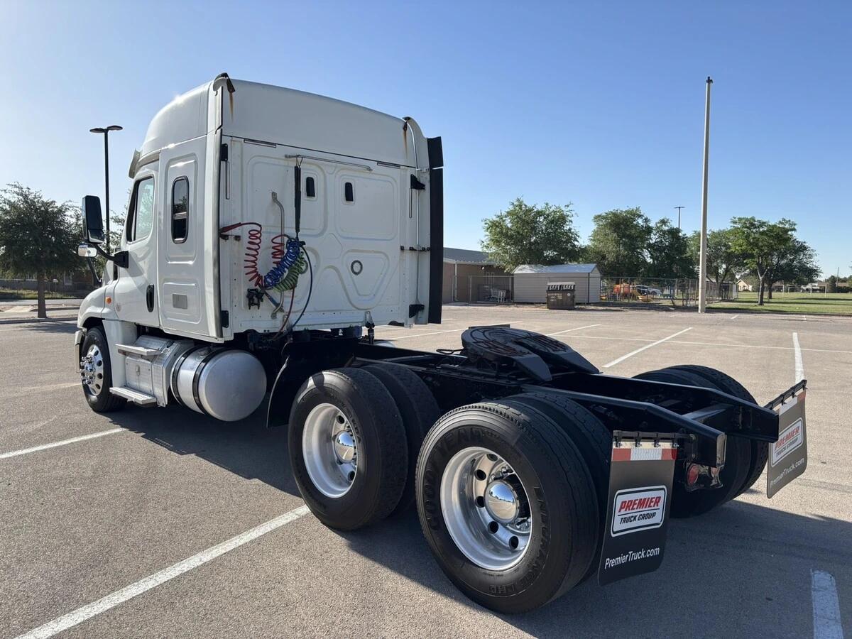 2018 Freightliner Cascadia — photo 3