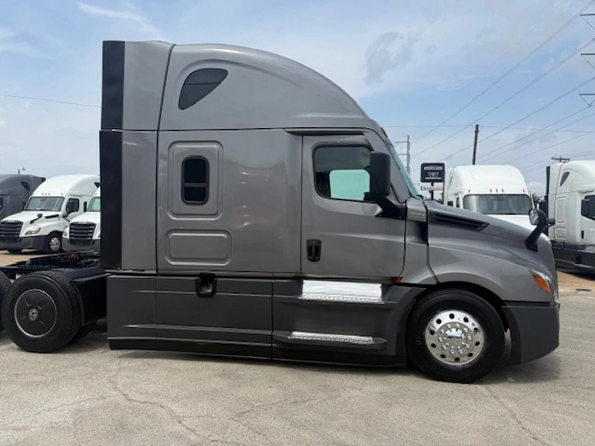 2022 Freightliner Cascadia — photo 3
