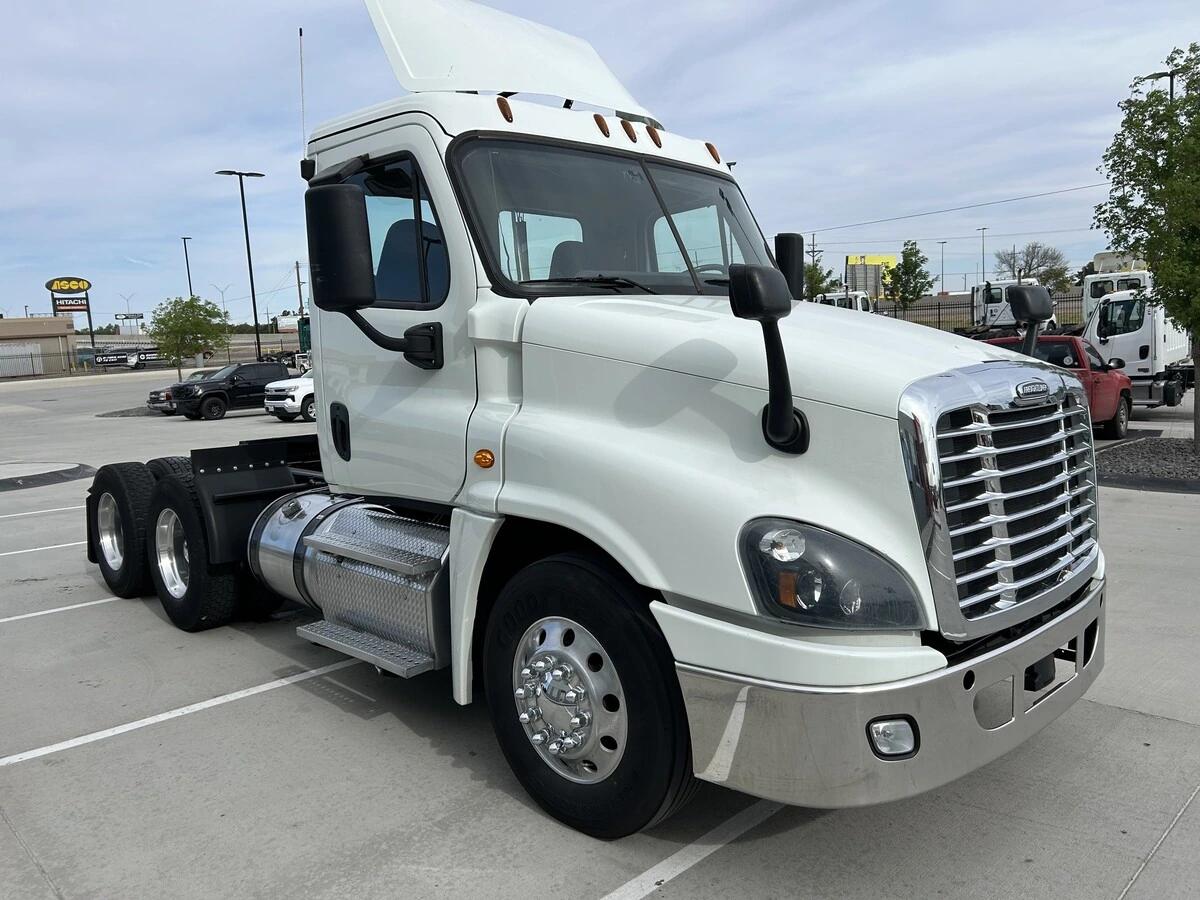 2019 Freightliner Cascadia — photo 3