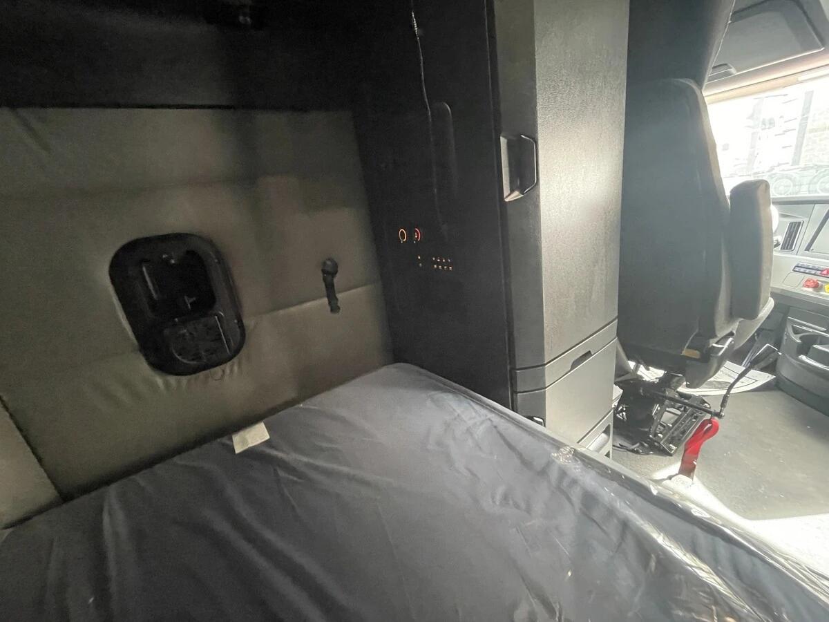 2022 Freightliner Cascadia — photo 29
