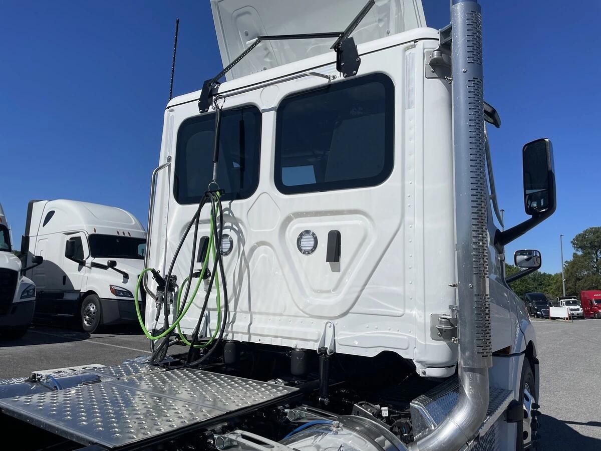 2027 Freightliner Cascadia — photo 8
