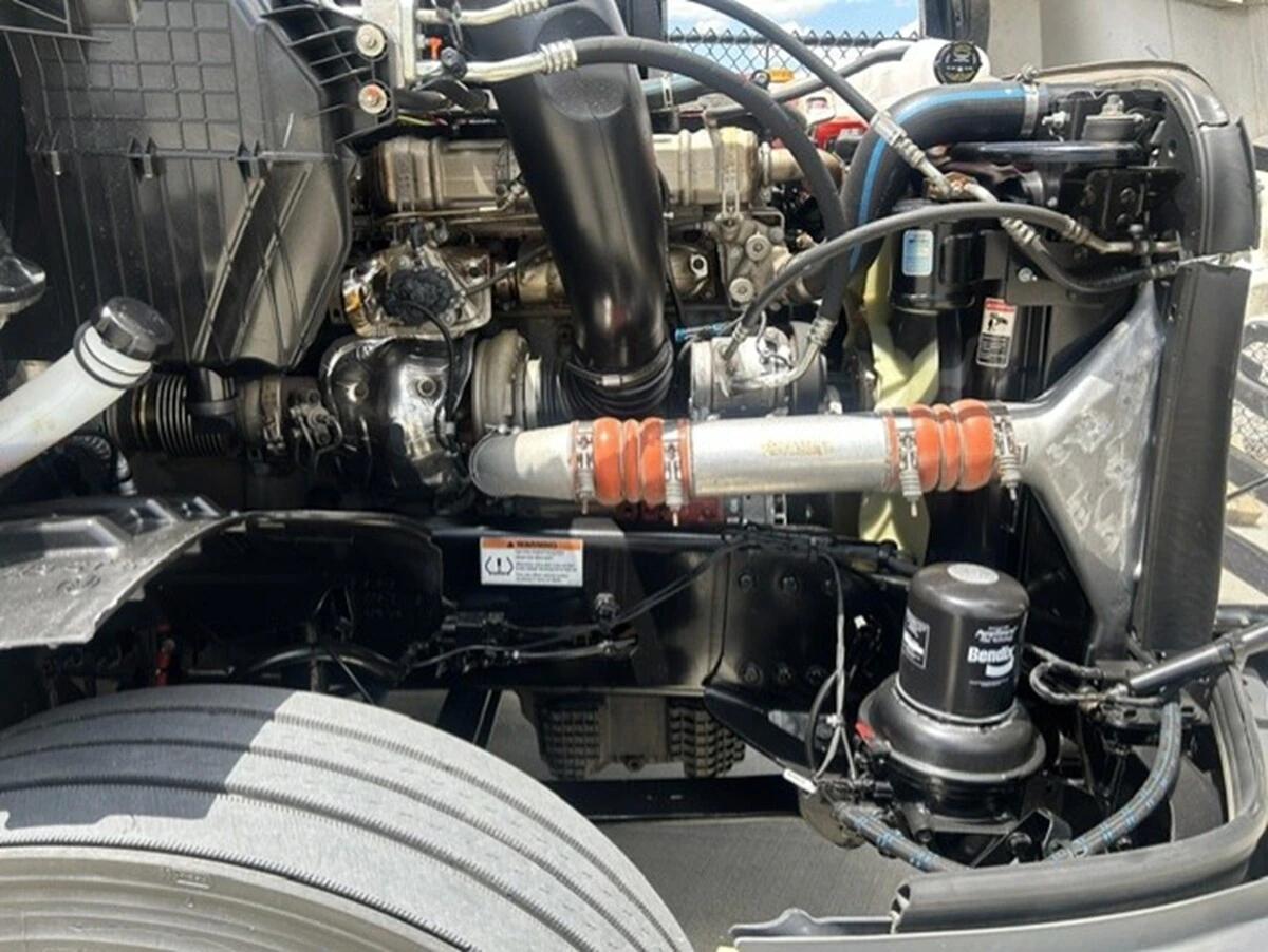 2025 Freightliner Cascadia — photo 12