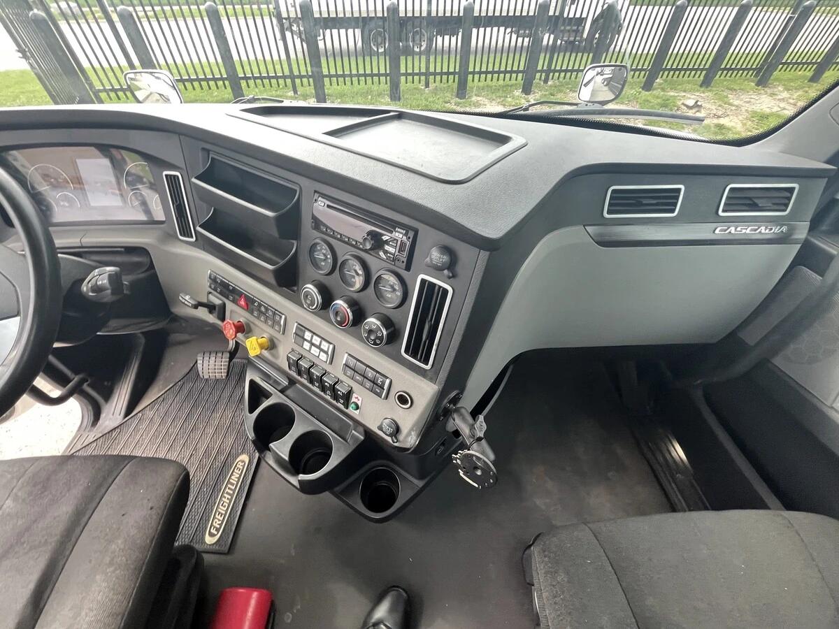 2021 Freightliner Cascadia — photo 22