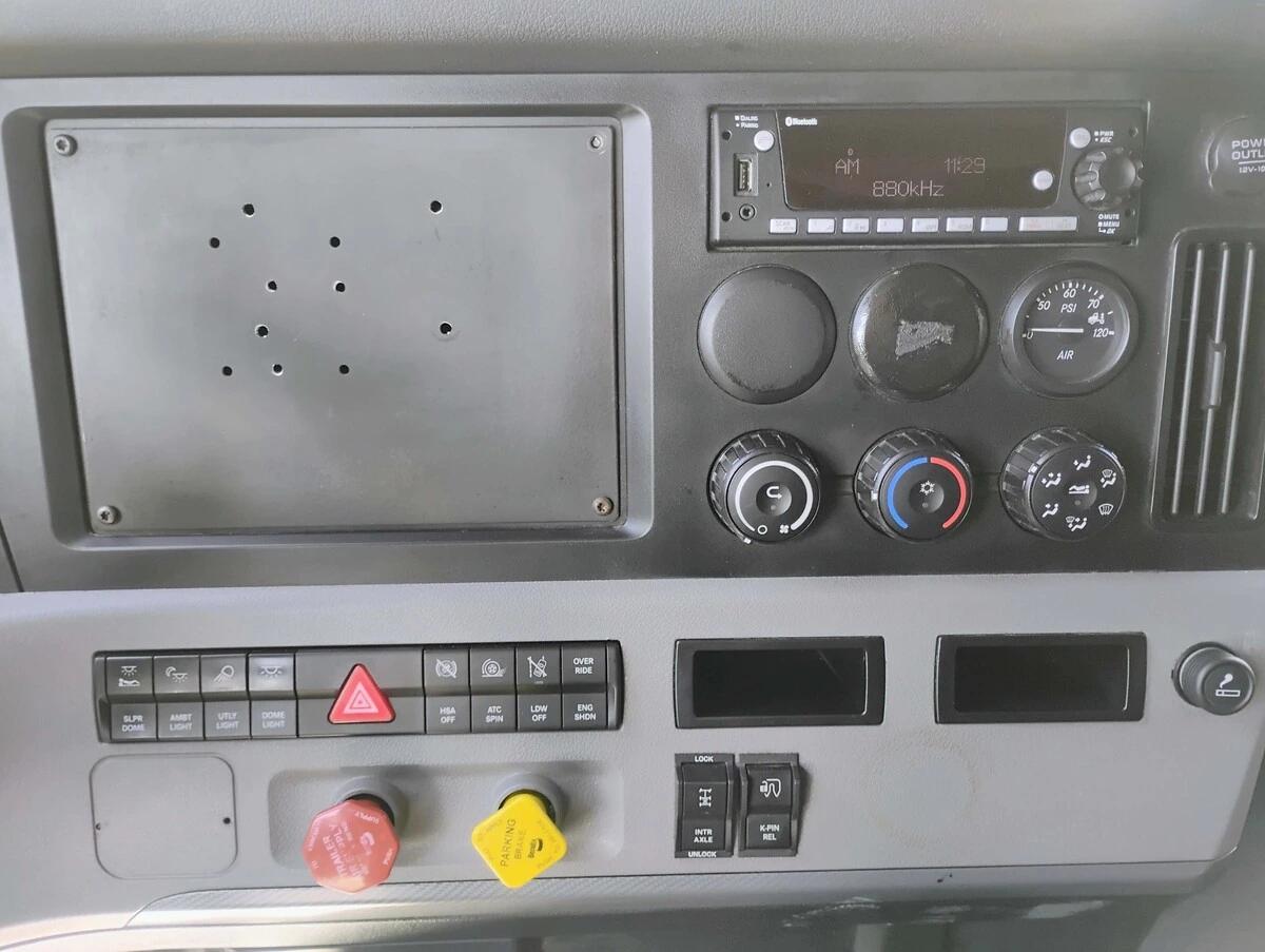 2022 Freightliner Cascadia — photo 17