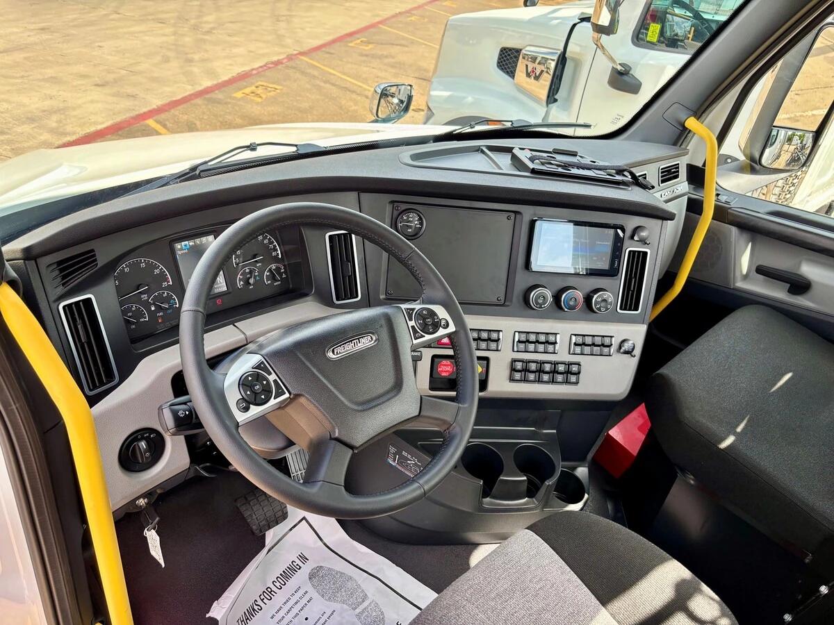 2027 Freightliner Cascadia — photo 10