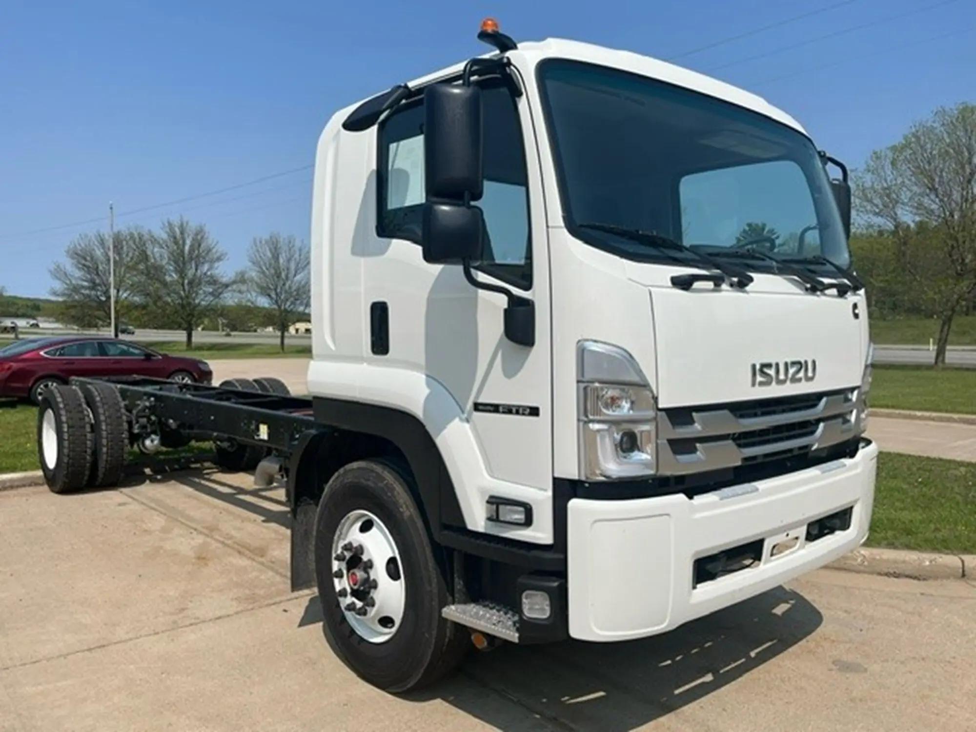 2025 Isuzu FTR in Chippewa Falls, WI — photo 2