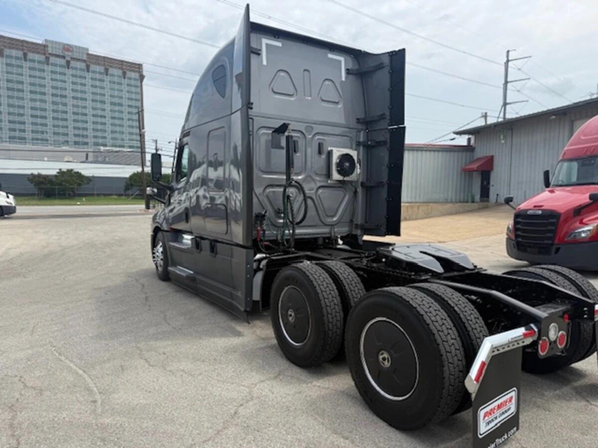 2022 Freightliner Cascadia — photo 5