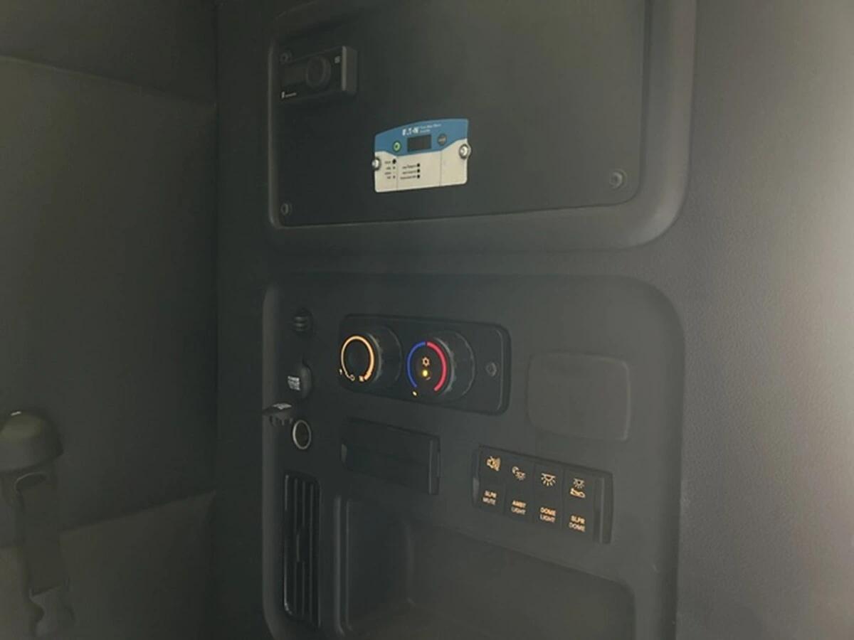 2025 Freightliner Cascadia — photo 17