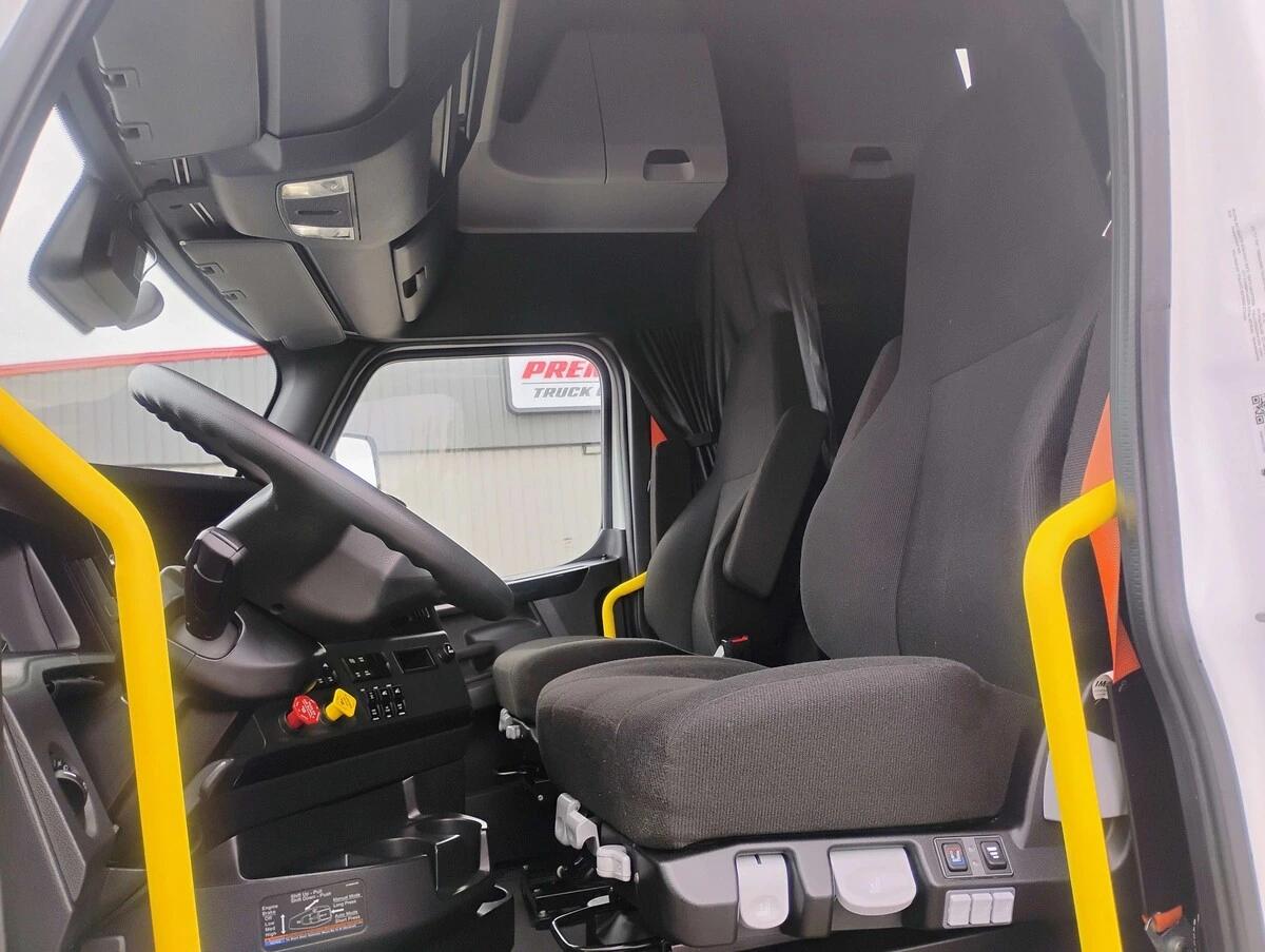 2025 Freightliner Cascadia — photo 15