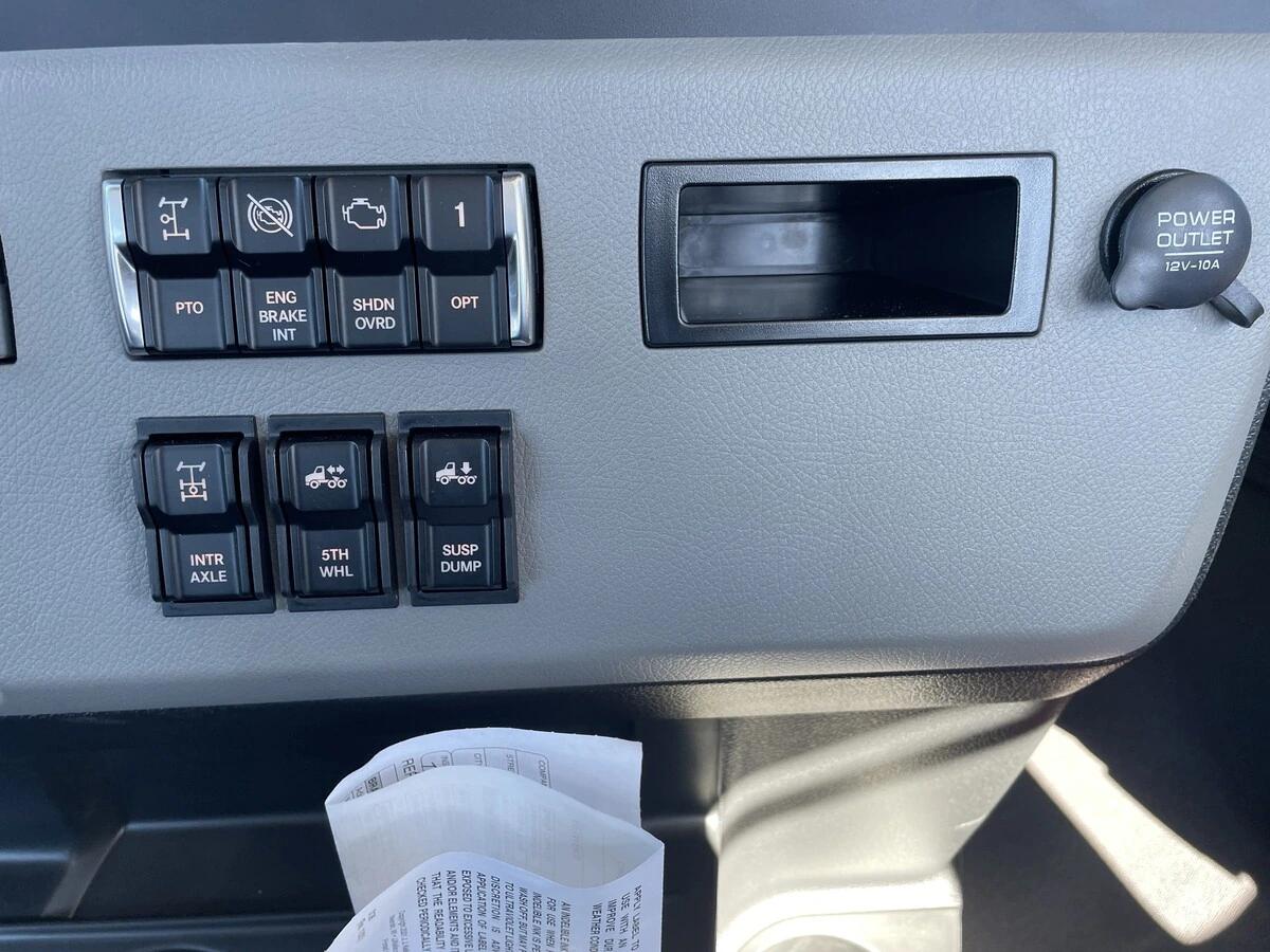 2027 Freightliner Cascadia — photo 30