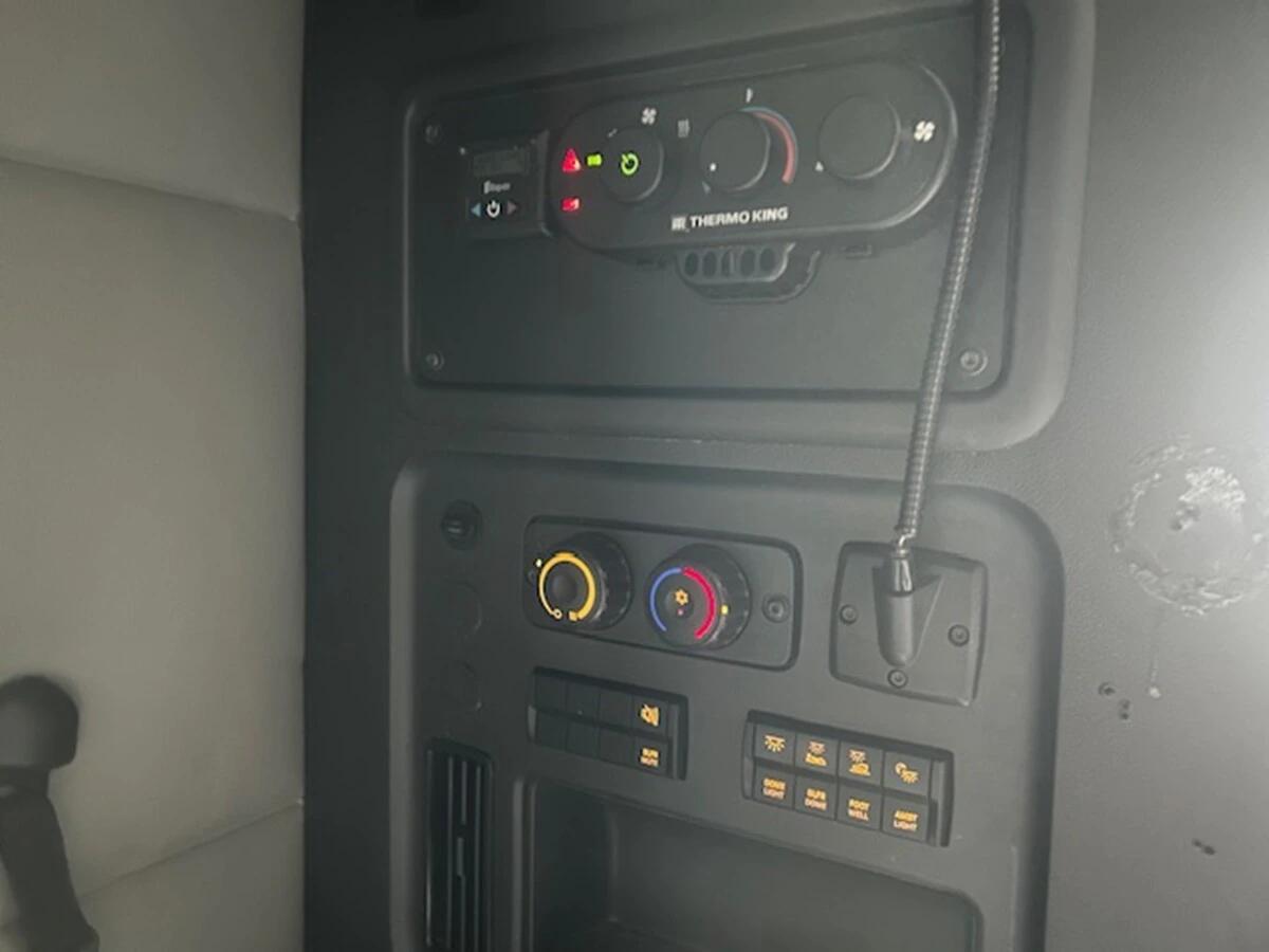 2022 Freightliner Cascadia — photo 17