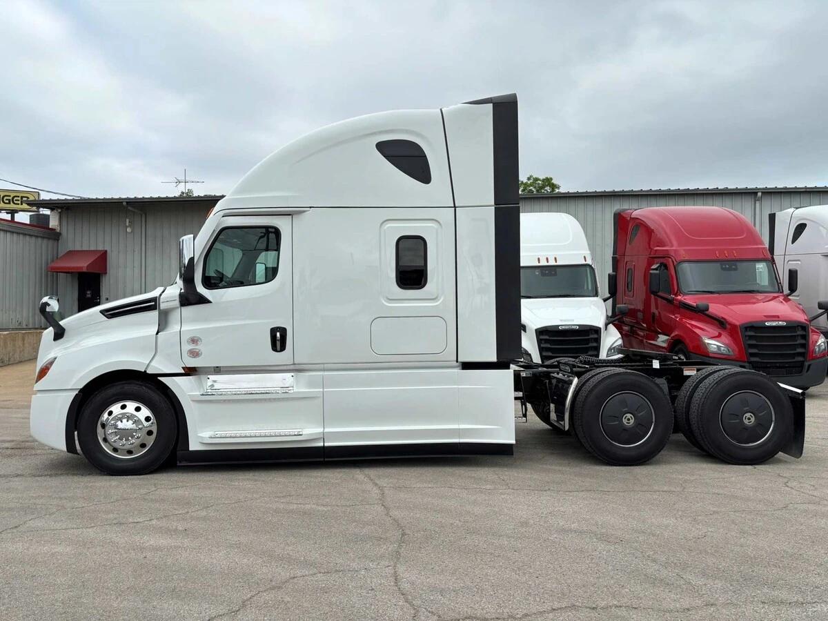 2027 Freightliner Cascadia — photo 3