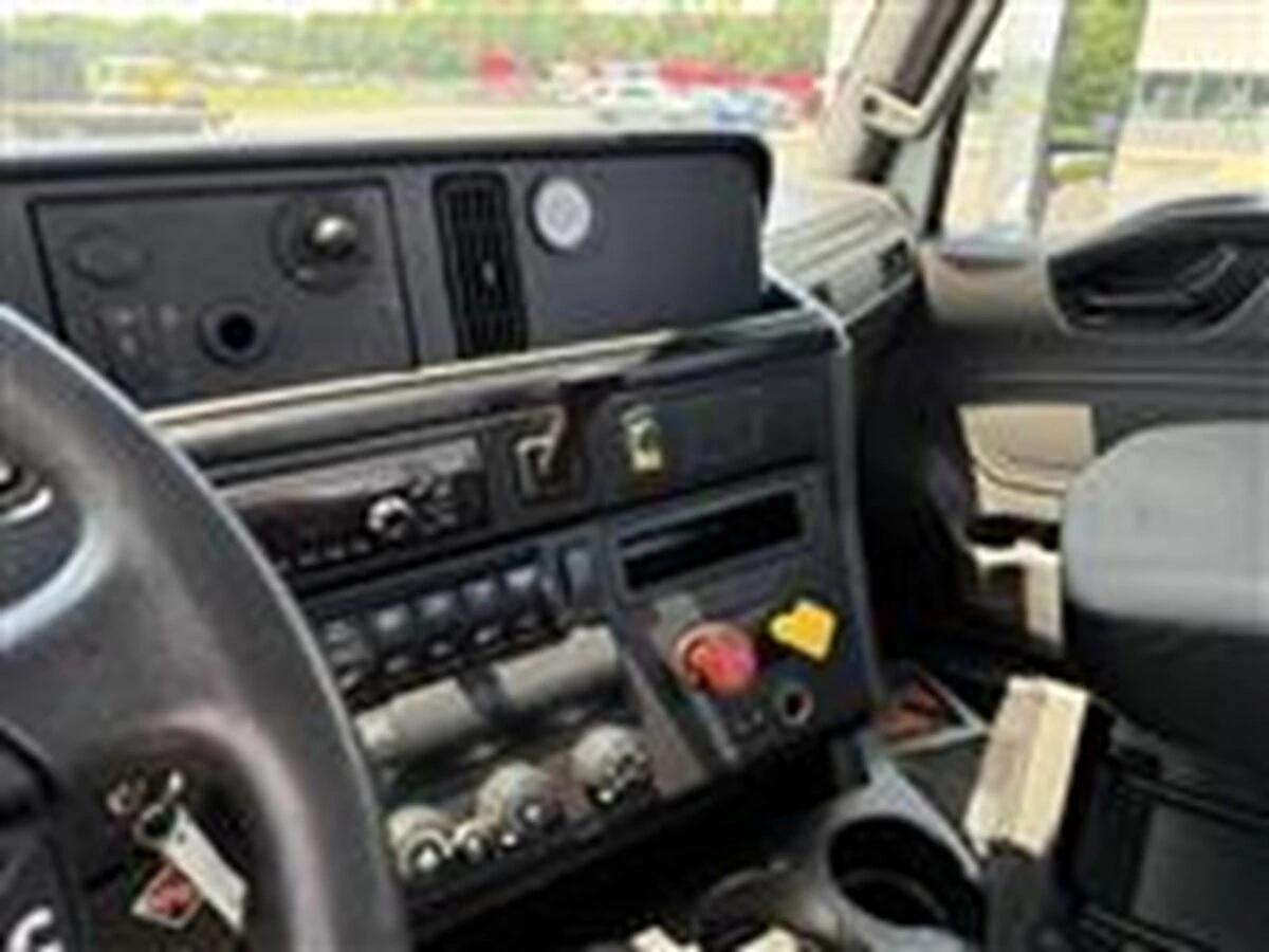 2019 International LT in Austin, IN — photo 11