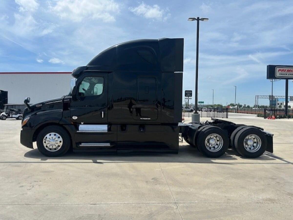 2022 Freightliner Cascadia — photo 2