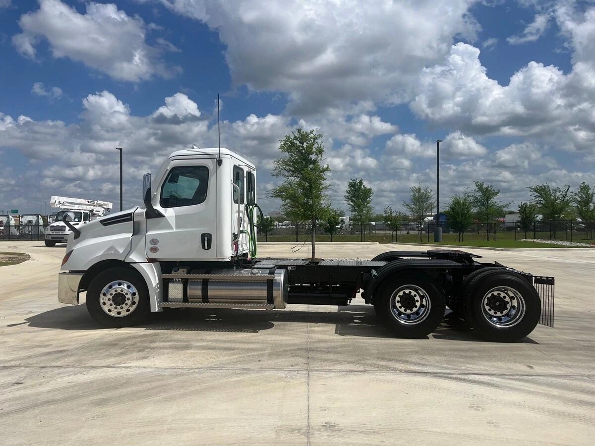 2027 Freightliner Cascadia — photo 8