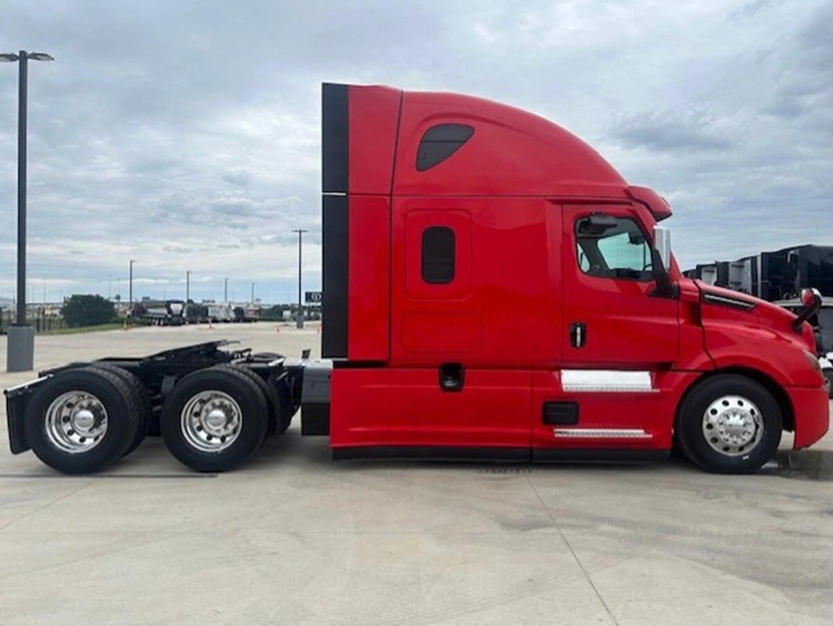 2022 Freightliner Cascadia — photo 7