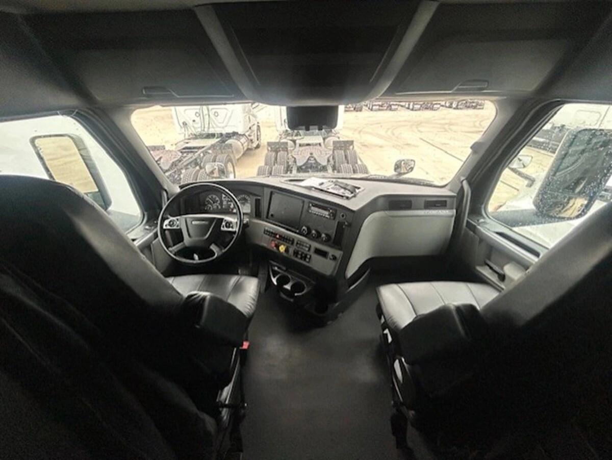 2022 Freightliner Cascadia — photo 21
