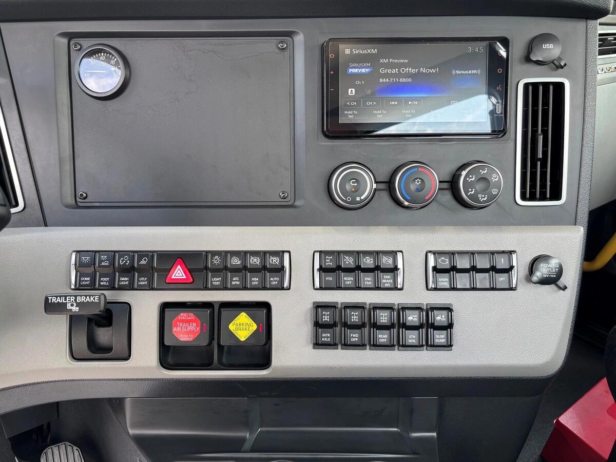 2027 Freightliner Cascadia — photo 11