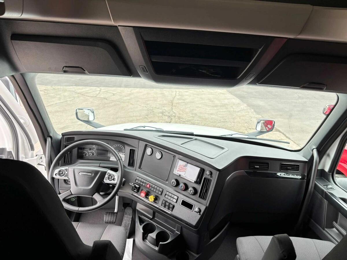 2027 Freightliner Cascadia — photo 9