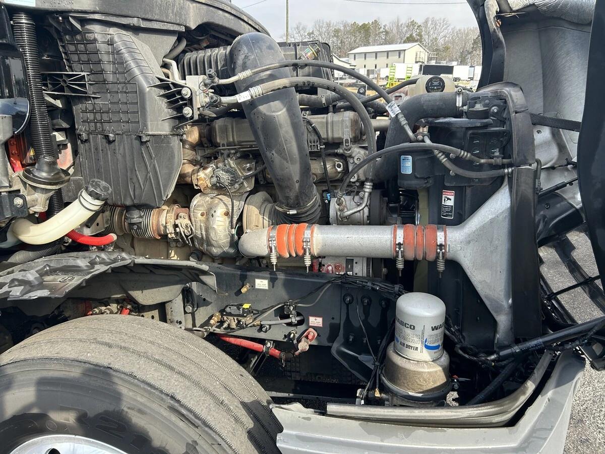 2022 Freightliner Cascadia in Knoxville, TN — photo 10