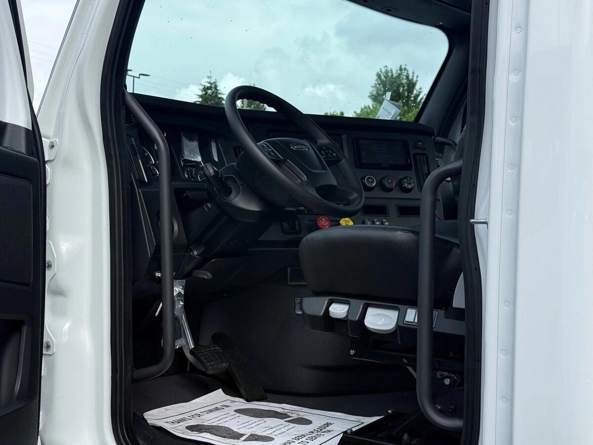 2027 Freightliner Cascadia — photo 6