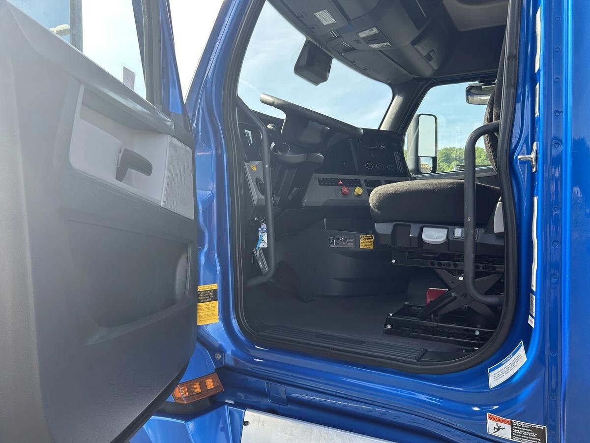 2022 Freightliner Cascadia — photo 11