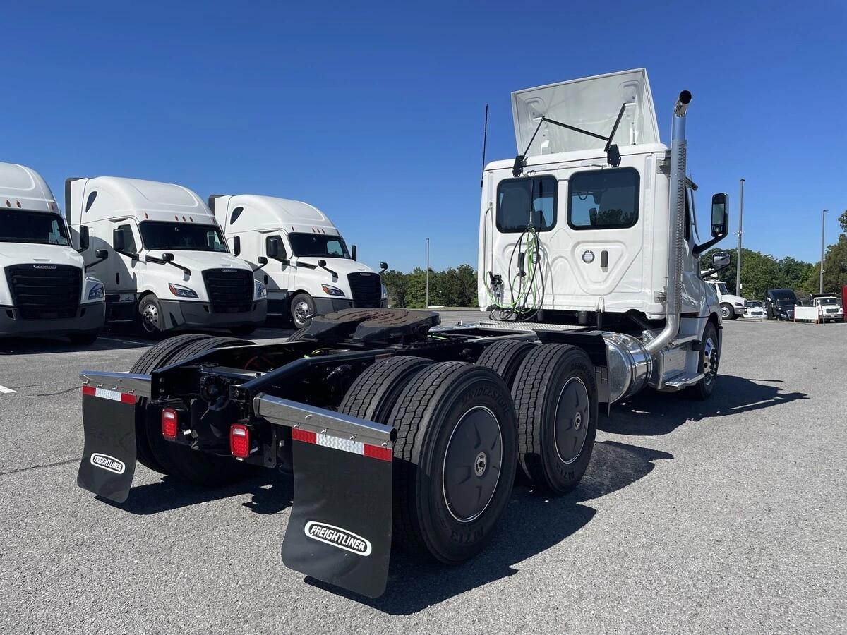 2027 Freightliner Cascadia — photo 10