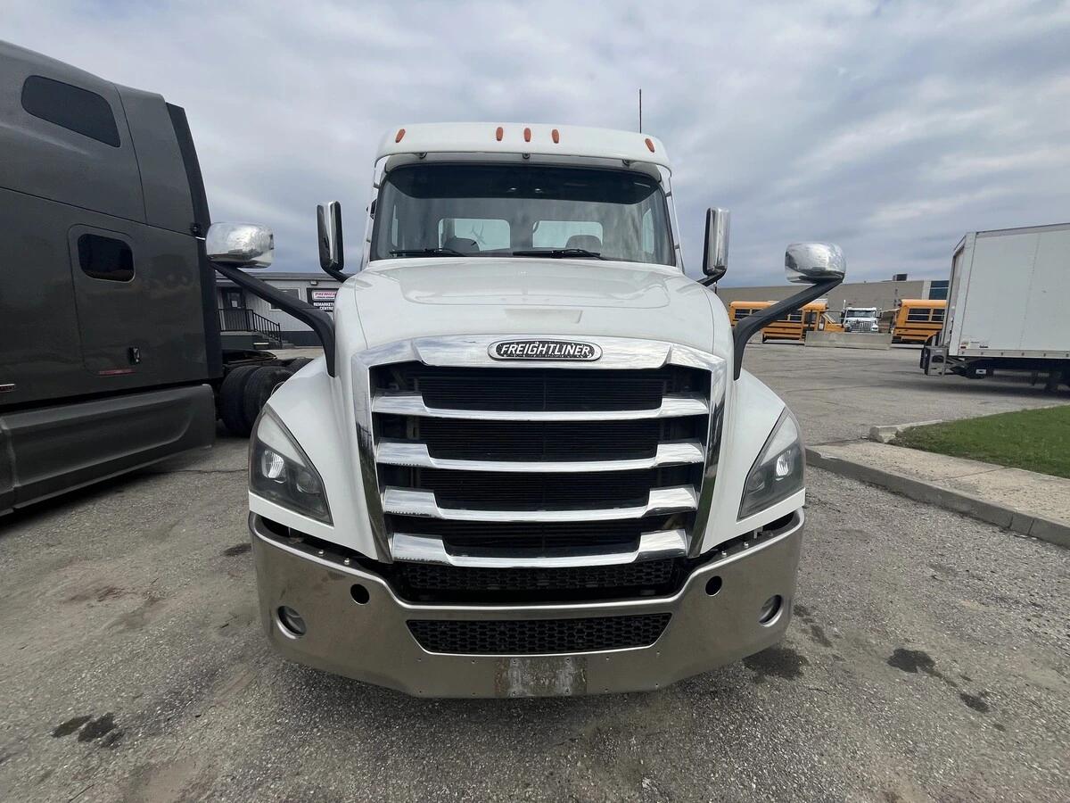 2021 Freightliner Cascadia — photo 2