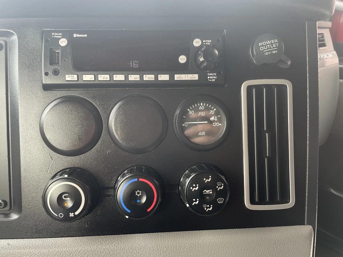 2022 Freightliner Cascadia — photo 21