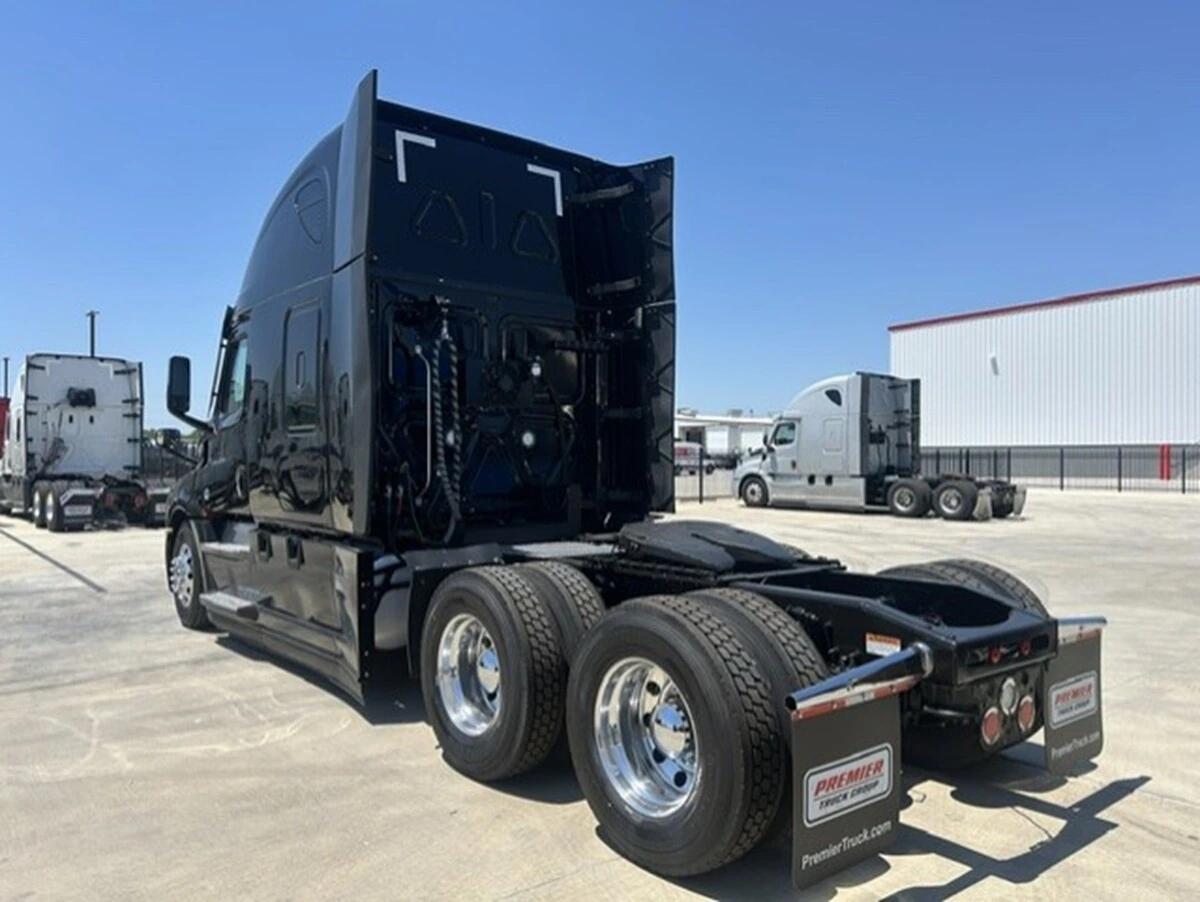 2022 Freightliner Cascadia — photo 3
