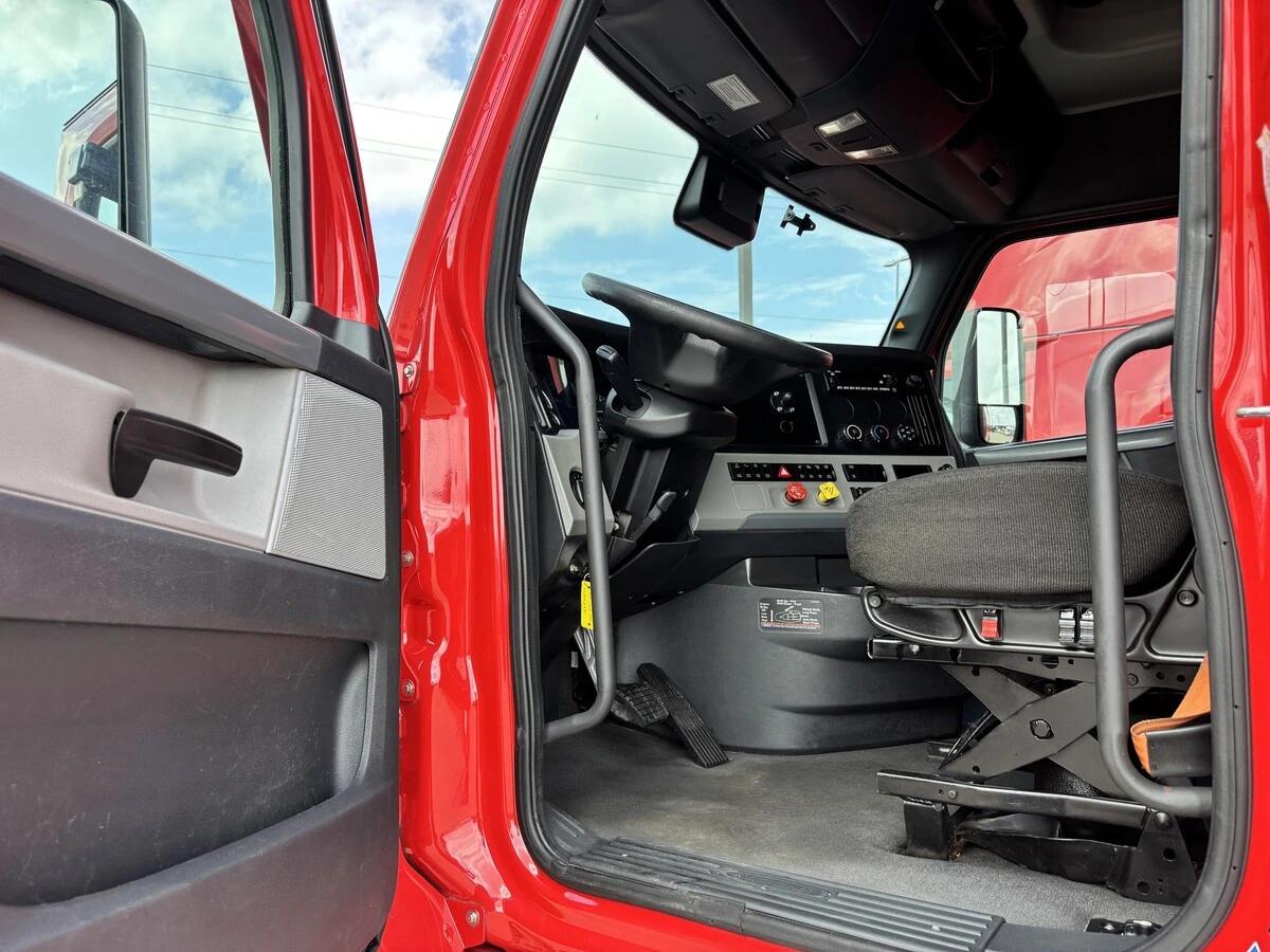 2022 Freightliner Cascadia in Tulsa, OK — photo 8