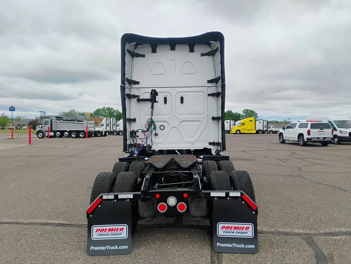 2025 Freightliner Cascadia — photo 6