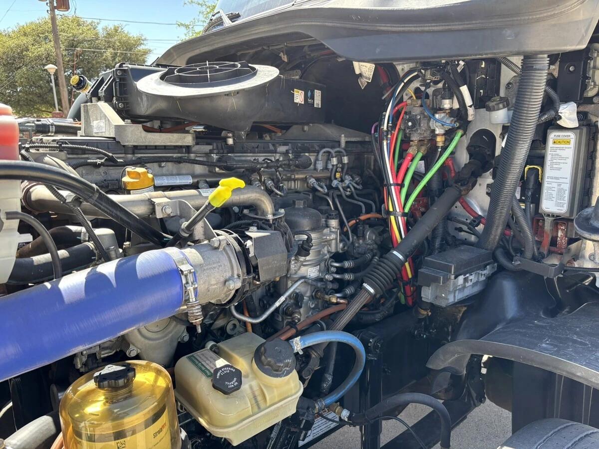 2020 Freightliner Cascadia — photo 12