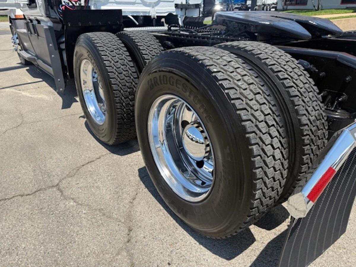 2025 Freightliner Cascadia — photo 9