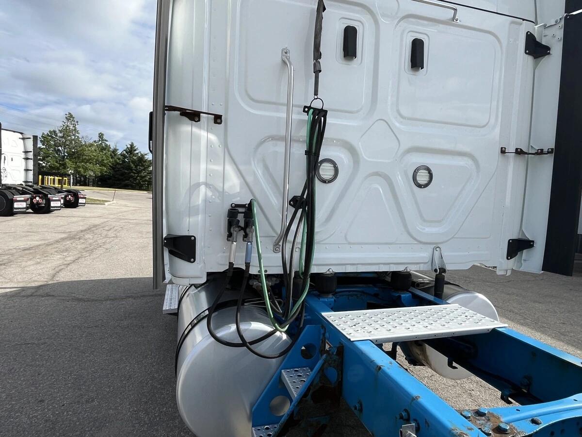 2019 Freightliner Cascadia — photo 12