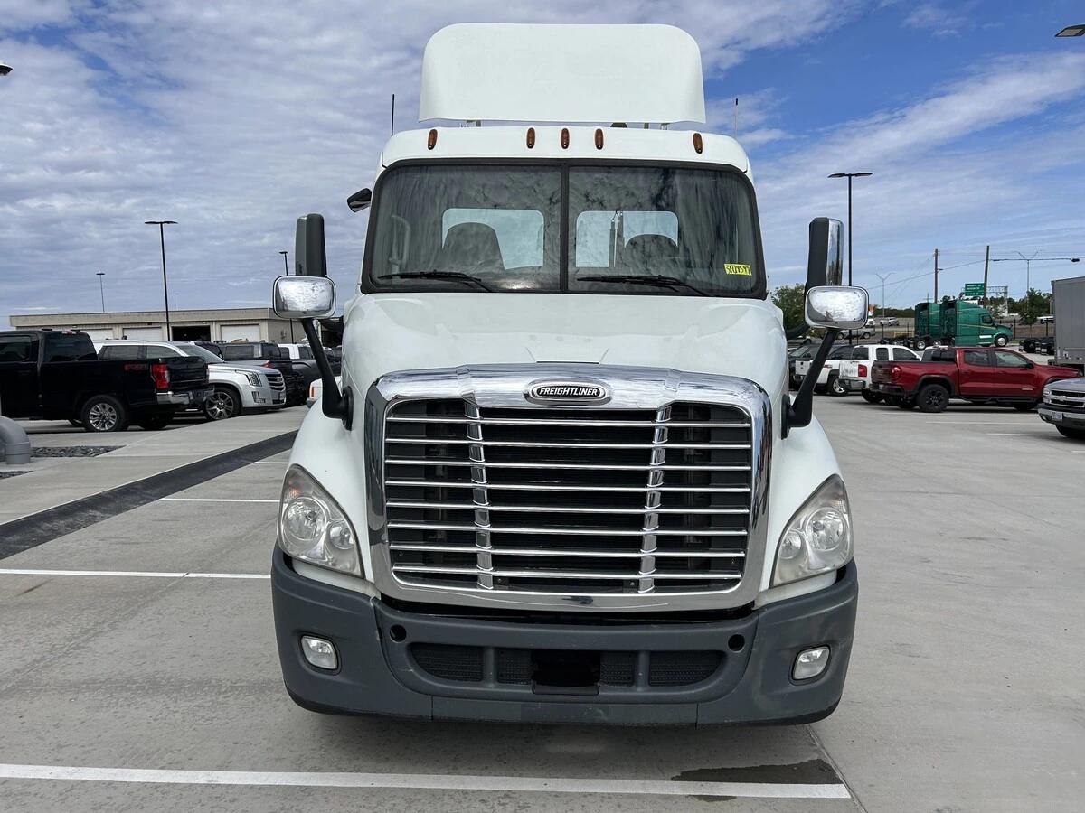 2014 Freightliner Cascadia — photo 2