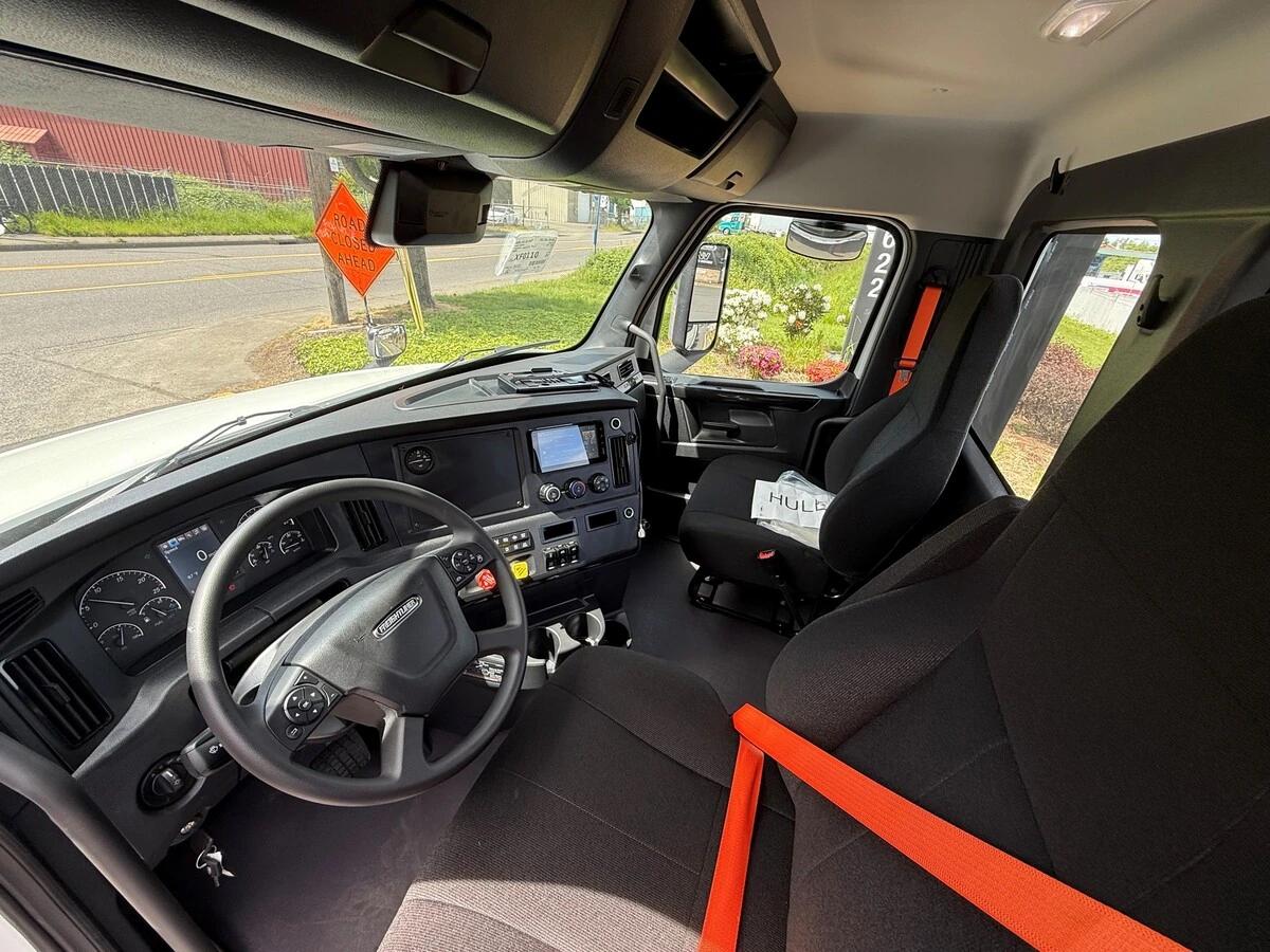 2027 Freightliner Cascadia — photo 7