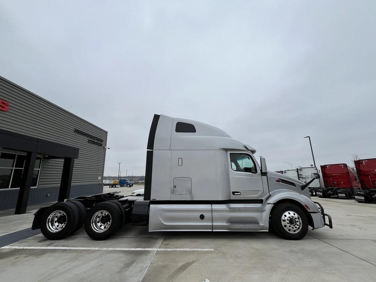 2023 Peterbilt 579 in Kansas City, MO — photo 9